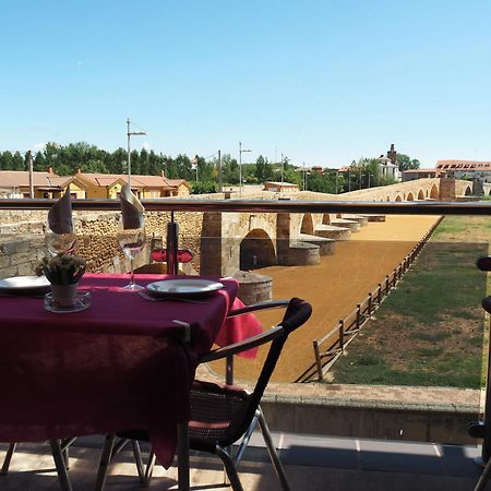 Hostal Don Suero De Quinones Hospital de Órbigo Exteriör bild