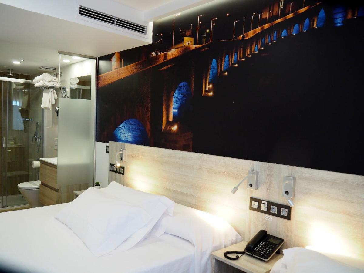 Hostal Don Suero De Quinones Hospital de Órbigo Exteriör bild