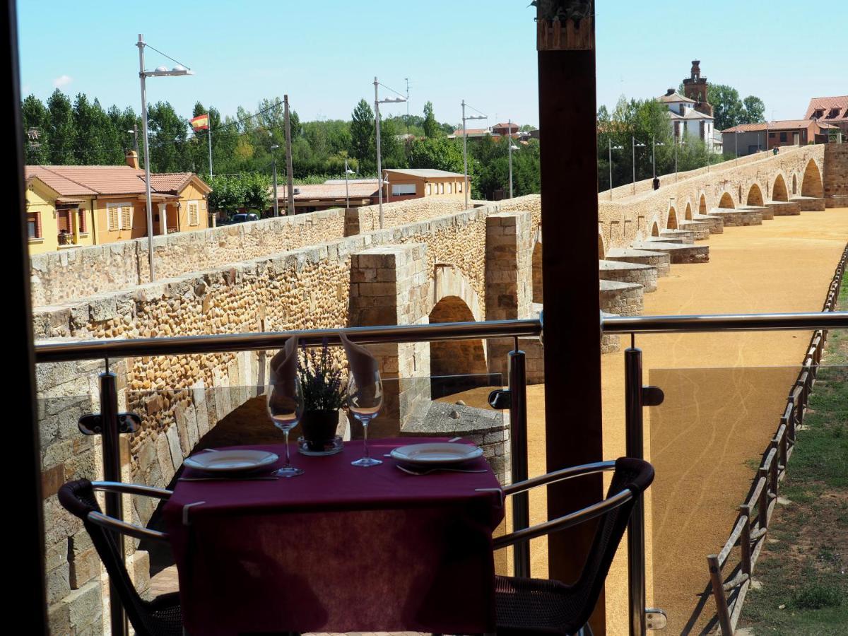 Hostal Don Suero De Quinones Hospital de Órbigo Exteriör bild