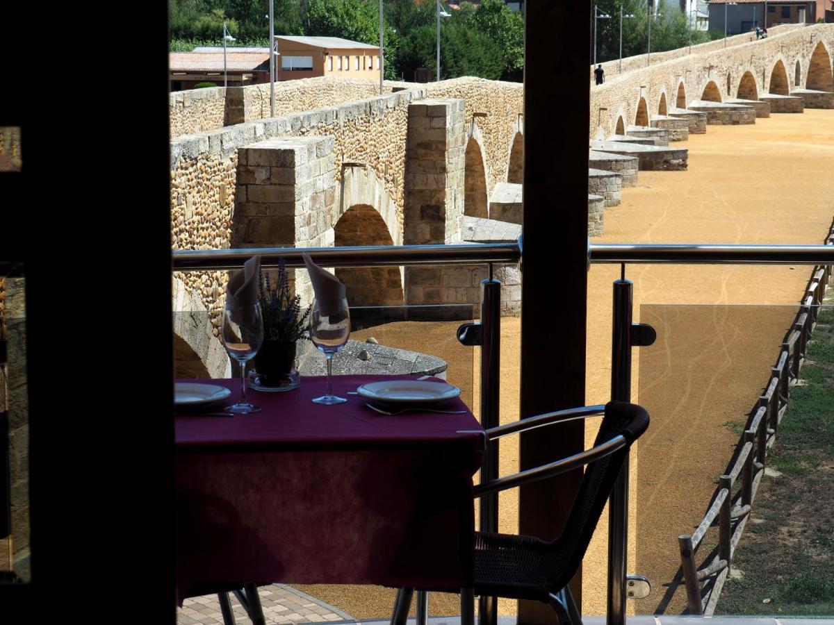 Hostal Don Suero De Quinones Hospital de Órbigo Exteriör bild