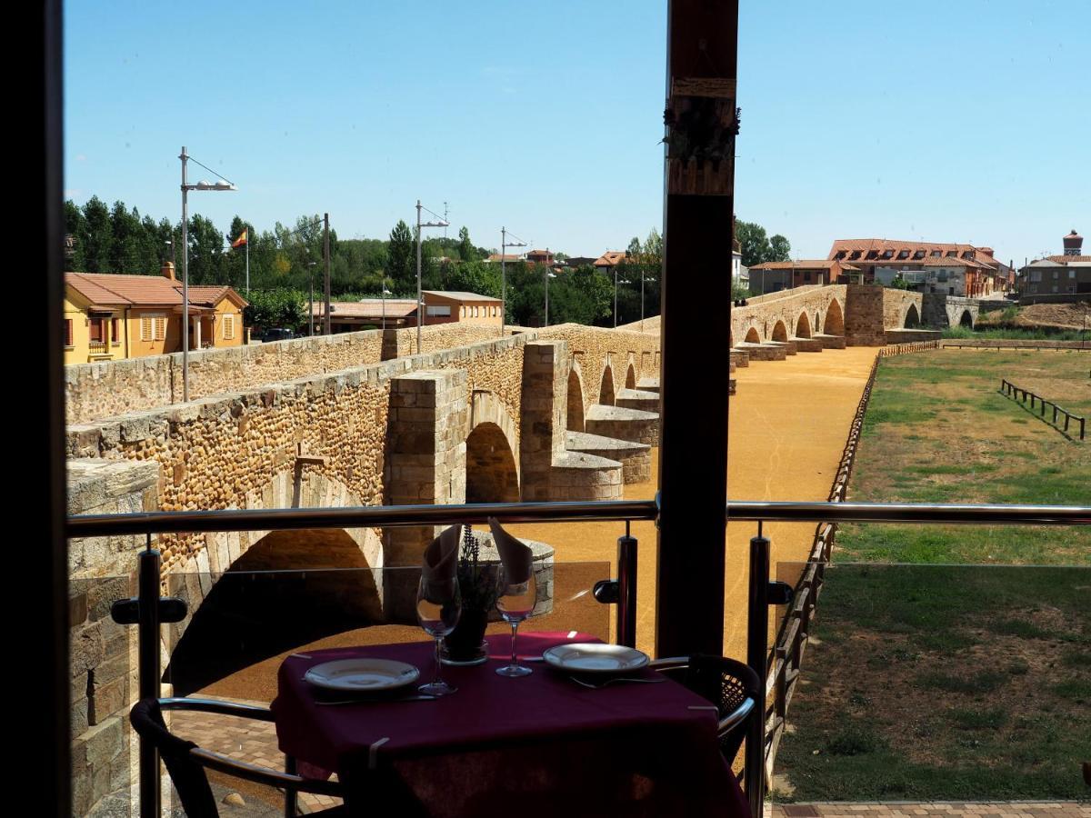 Hostal Don Suero De Quinones Hospital de Órbigo Exteriör bild