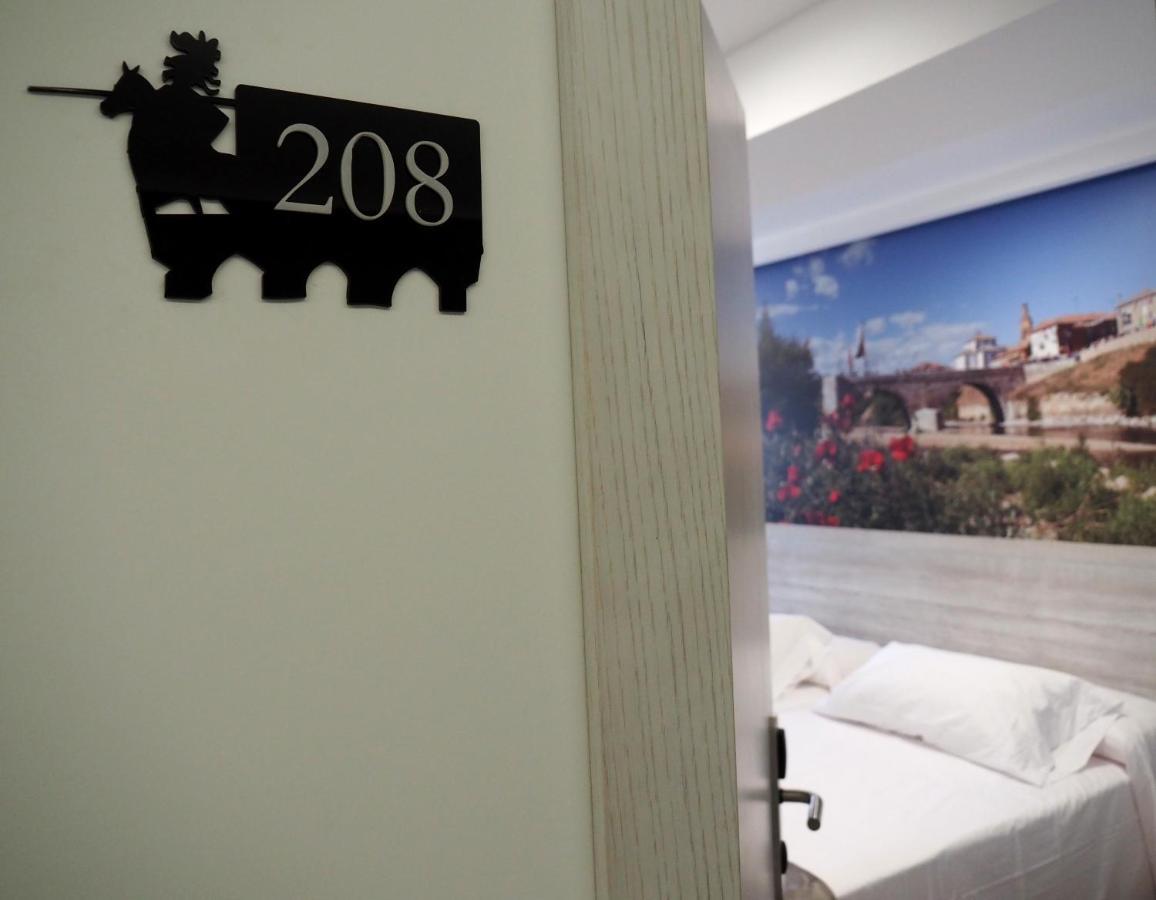 Hostal Don Suero De Quinones Hospital de Órbigo Exteriör bild